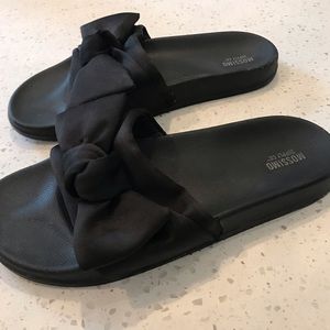 Adorable bow sandals!